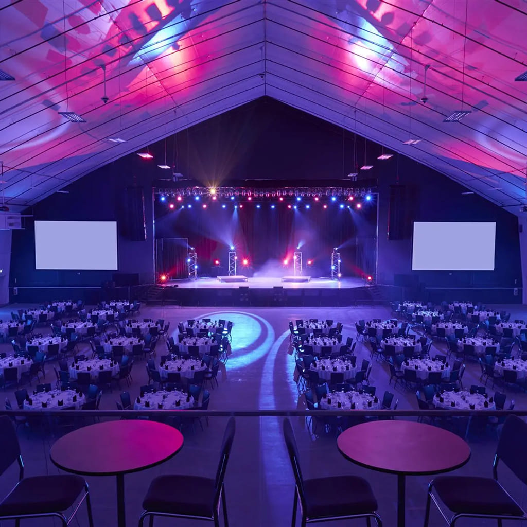 Spokojna strefa lounge z wygodnymi fotelami i dyskretnym oświetleniem