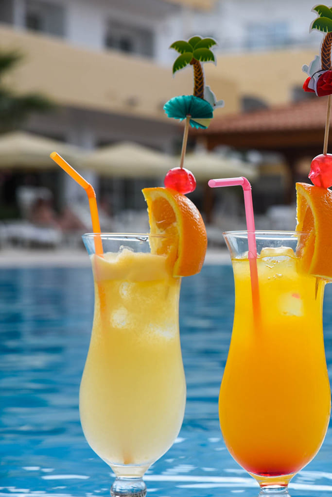 Wysoka strefa recepcyjna hotelu — pionowe ujęcie z widokiem na hol główny